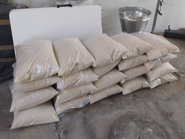 Venta de tierra y mantillo para jardines y mantenimiento de jardinería en Madrid - Ricotrebol - Arena de playa en saco para decoración de jardines y drenaje