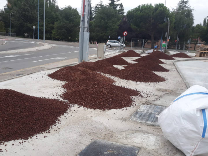 Venta de tierra y mantillo para jardines y mantenimiento de jardinería en Madrid - Ricotrebol - Grava volcánica roja para decoración de jardines y drenaje