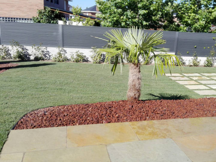 Venta de tierra y mantillo para jardines y mantenimiento de jardinería en Madrid - Ricotrebol - Grava volcánica roja para decoración de jardines y drenaje