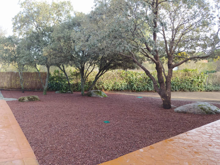 Venta de tierra y mantillo para jardines y mantenimiento de jardinería en Madrid - Ricotrebol - Grava volcánica roja para decoración de jardines y drenaje