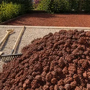 Venta de tierra y mantillo para jardines y mantenimiento de jardinería en Madrid - Ricotrébol - Grava volcánica roja 25/40 para decoración de jardines y drenaje
