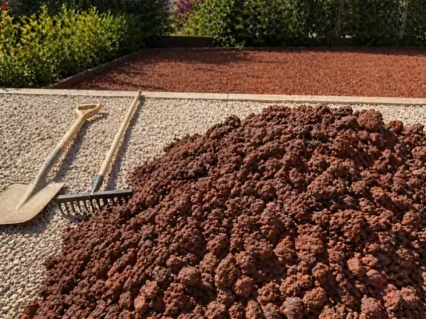 Venta de tierra y mantillo para jardines y mantenimiento de jardinería en Madrid - Ricotrébol - Grava volcánica roja 25/40 para decoración de jardines y drenaje