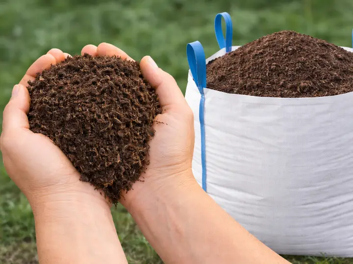 Venta de tierra y mantillo para jardines y mantenimiento de jardinería en Madrid - Ricotrébol - Mantillo para jardines y espacios verdes