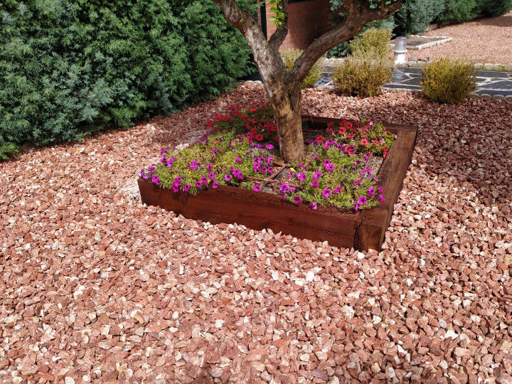 Venta de tierra y mantillo para jardines y mantenimiento de jardinería en Madrid - Ricotrebol - Marmolina roja de Alicante para decoración de jardines y drenaje