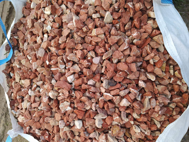 Venta de tierra y mantillo para jardines y mantenimiento de jardinería en Madrid - Ricotrebol - Marmolina roja de Alicante para decoración de jardines y drenaje