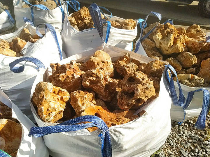 Venta de tierra y mantillo para jardines y mantenimiento de jardinería en Madrid - Ricotrebol - Piedra rocalla para decoración de jardines