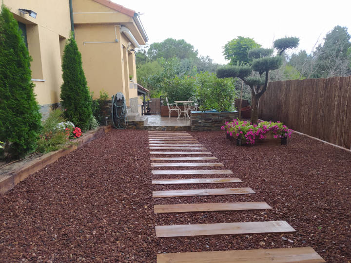 Venta de tierra y mantillo para jardines y mantenimiento de jardinería en Madrid - Ricotrebol - Traviesas ecológicas R4 para decoración de jardines