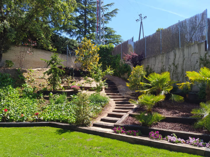 Venta de tierra y mantillo para jardines y mantenimiento de jardinería en Madrid - Ricotrebol - Traviesas recuperadas de primera para decoración de jardines