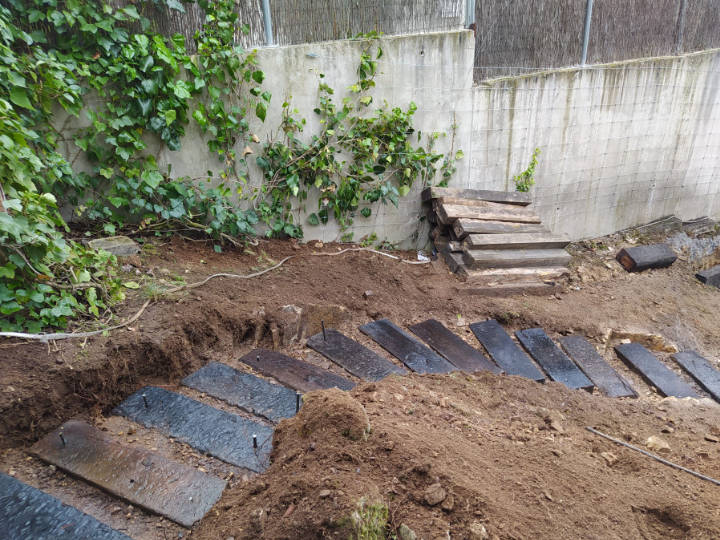 Venta de tierra y mantillo para jardines y mantenimiento de jardinería en Madrid - Ricotrebol - Traviesas recuperadas de primera para decoración de jardines