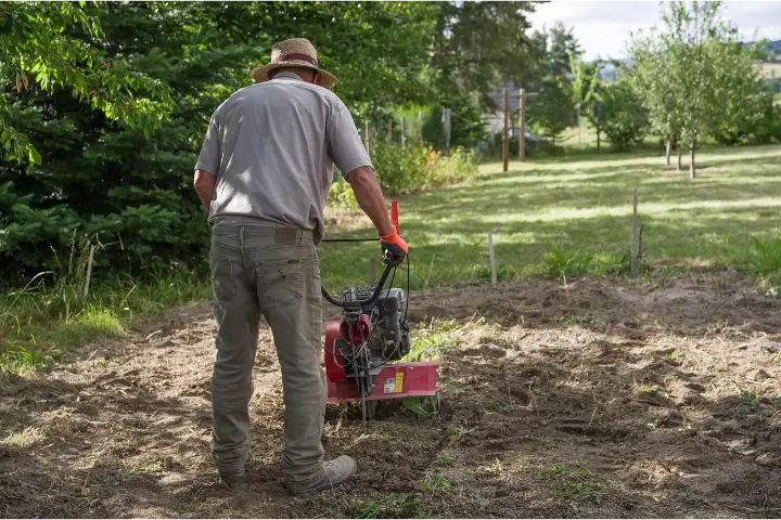 Venta de tierra y mantillo para jardines y mantenimiento de jardinería en Madrid - Ricotrebol - ¿Cuando es mejor usar recebo para cuidar el jardín?