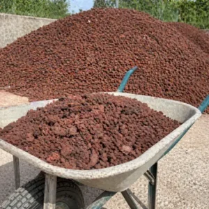 Venta de tierra y mantillo para jardines y mantenimiento de jardinería en Madrid - Ricotrebol - Grava volcánica roja 10/25 para decoración de jardines y drenaje