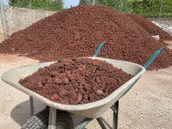 Venta de tierra y mantillo para jardines y mantenimiento de jardinería en Madrid - Ricotrebol - Grava volcánica roja 10/25 para decoración de jardines y drenaje