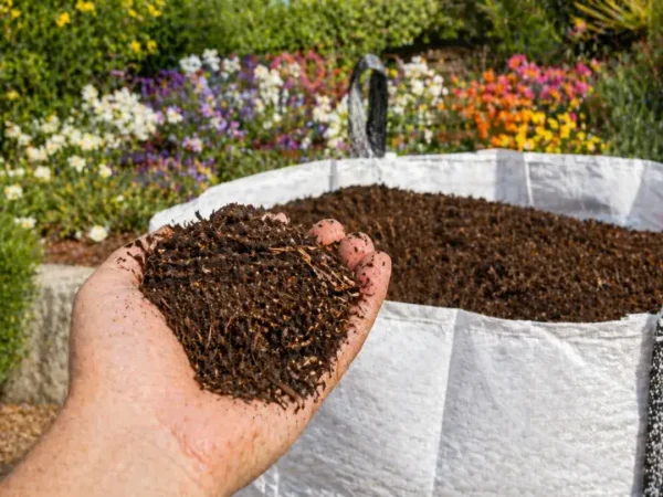 Venta de tierra y mantillo para jardines y mantenimiento de jardinería en Madrid - Ricotrébol - Mantillo para jardines y espacios verdes